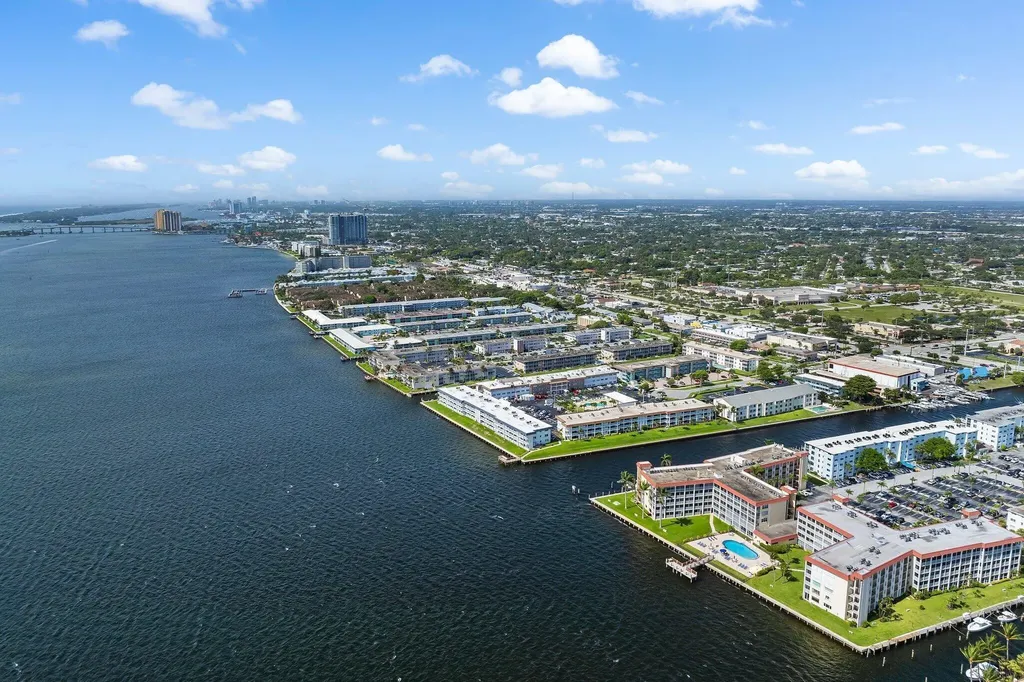 100 Shore Court North Palm Beach FL 33408