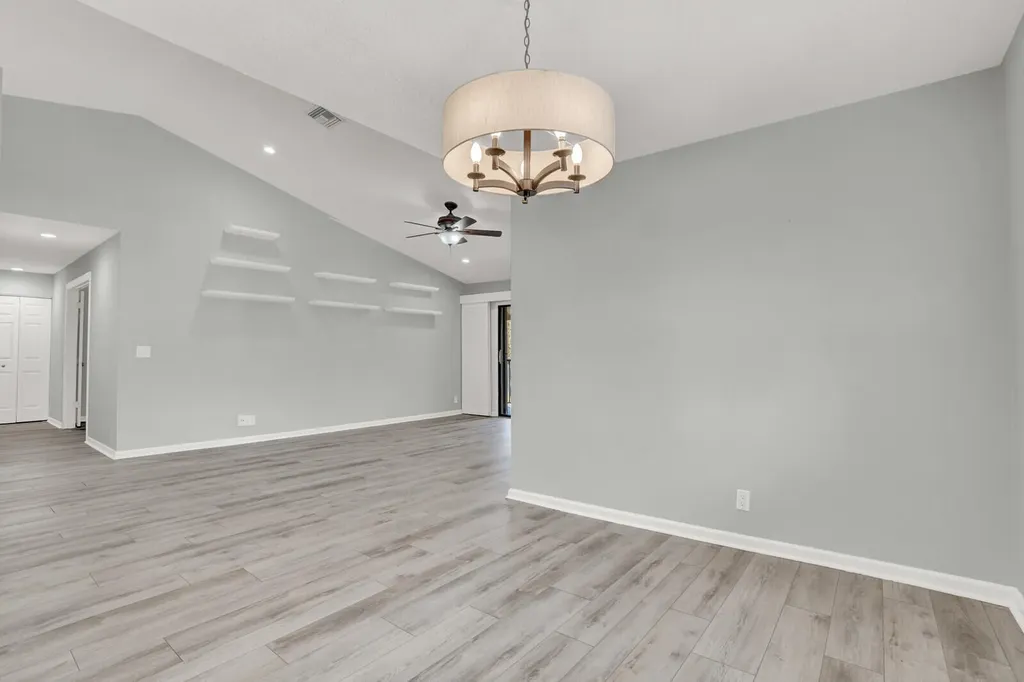 9 Lexington Lane E Palm Beach Gardens FL 33418