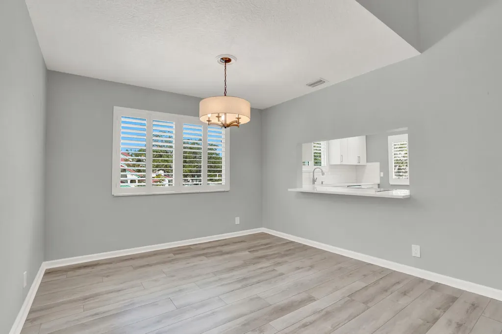 9 Lexington Lane E Palm Beach Gardens FL 33418