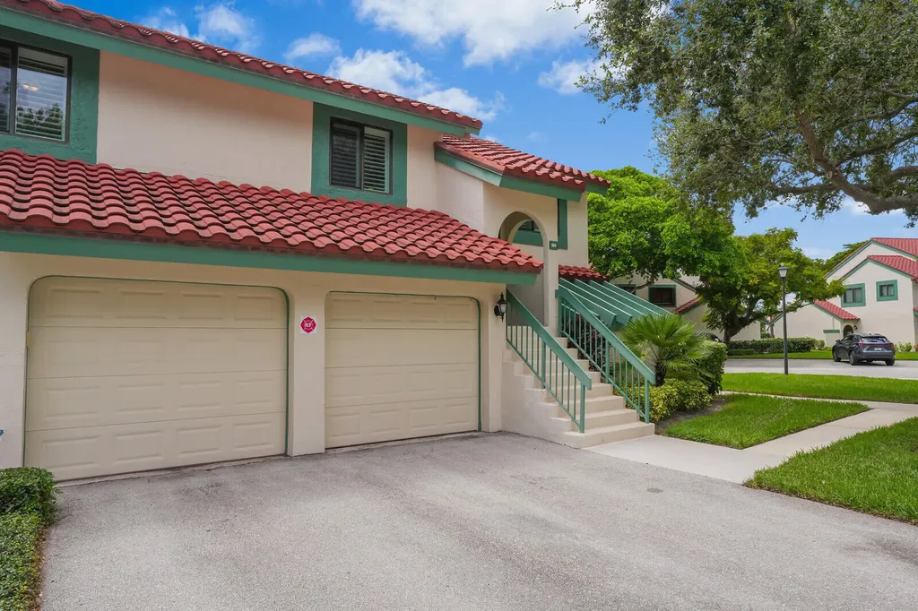 9 Lexington Lane E Palm Beach Gardens FL 33418
