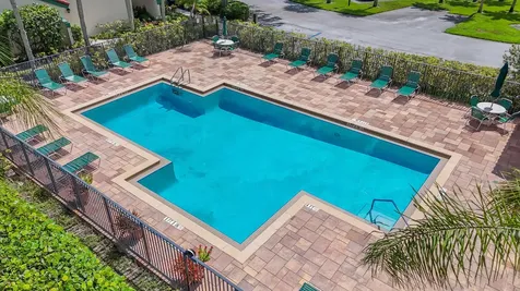9 Lexington Lane E Palm Beach Gardens FL 33418