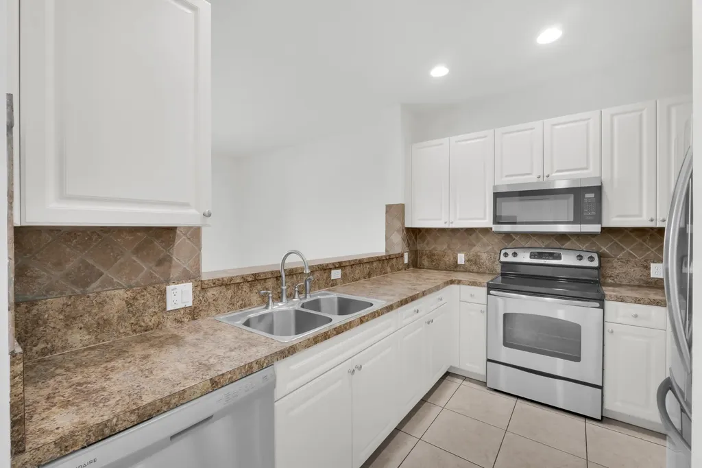 2581 Riverside Drive Coral Springs FL 33065