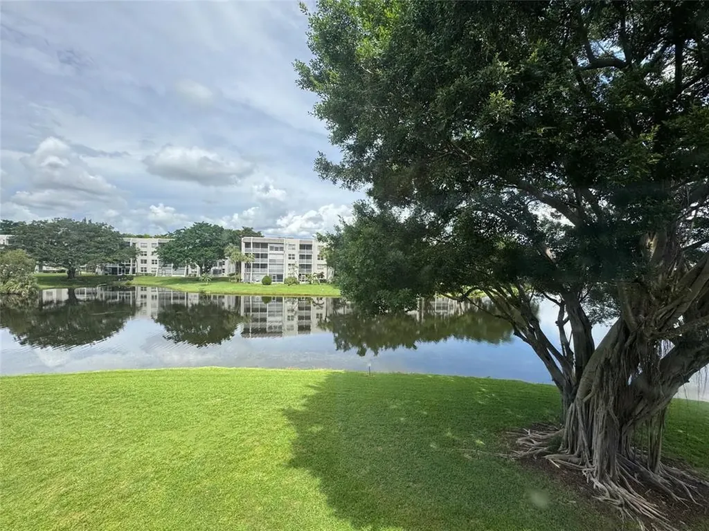 9235 Lagoon Place Davie FL 33324