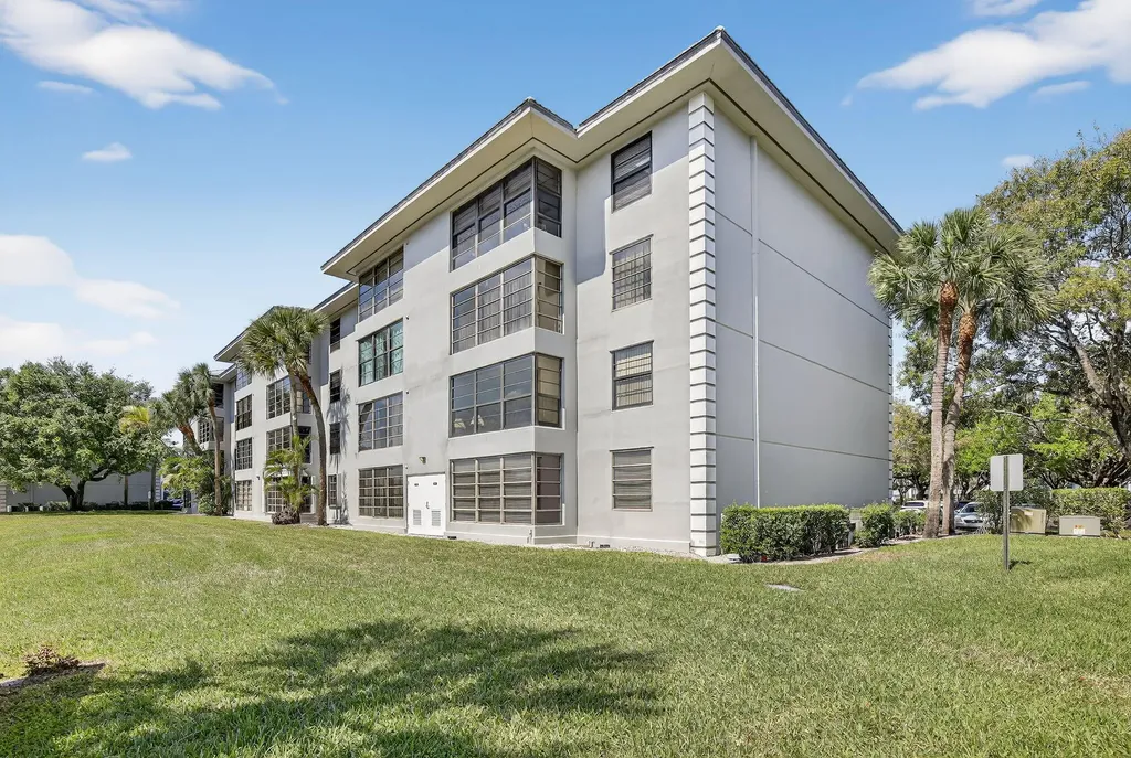 1528 Whitehall Drive Davie FL 33324