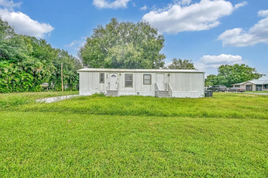 585 NW Avenue D Moore Haven FL 33471