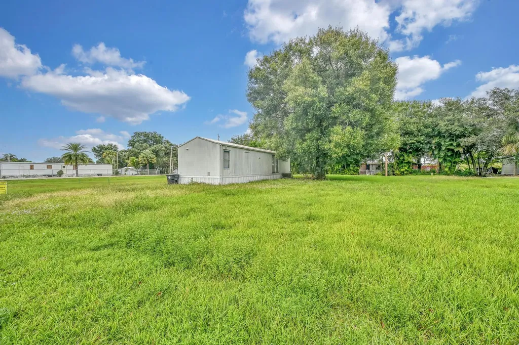 585 NW Avenue D Moore Haven FL 33471