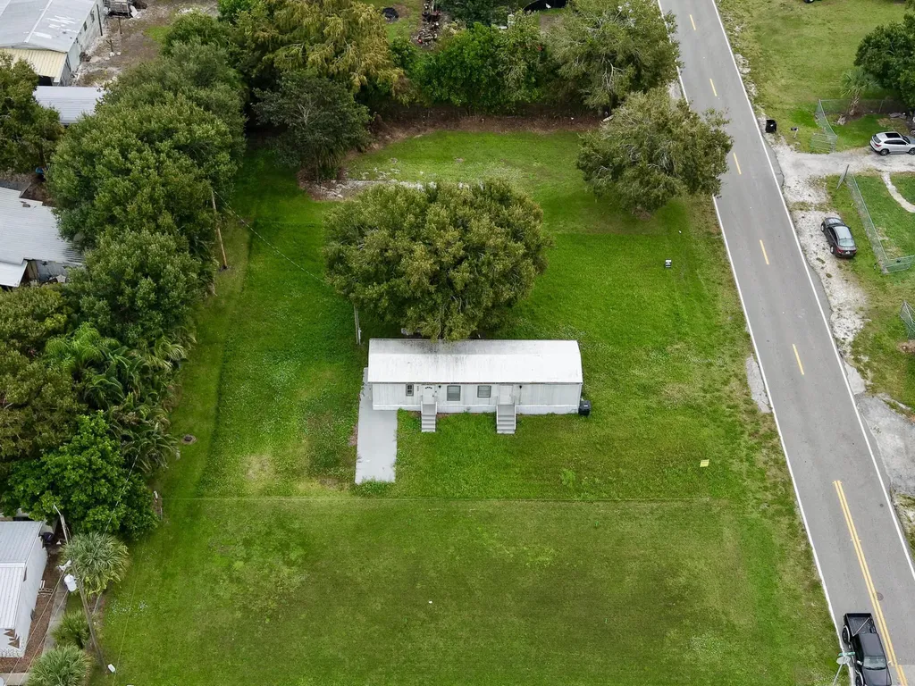 585 NW Avenue D Moore Haven FL 33471