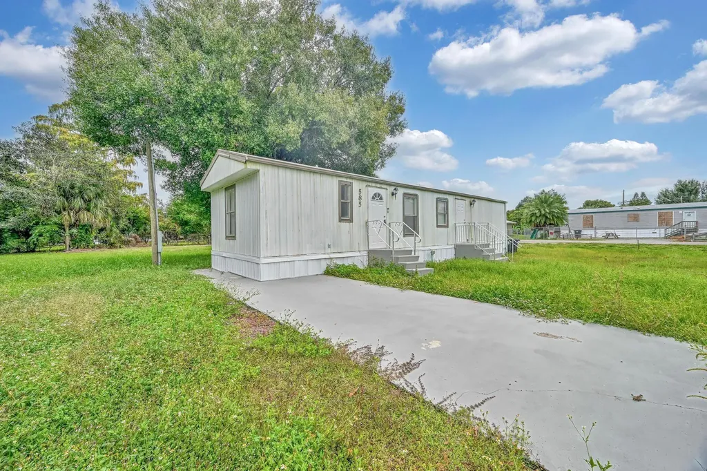 585 NW Avenue D Moore Haven FL 33471
