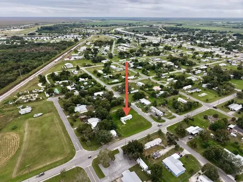 585 NW Avenue D Moore Haven FL 33471