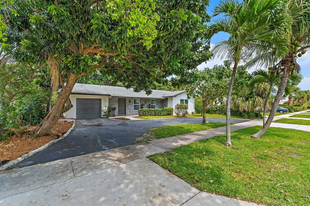 425 Greenbriar Drive Lake Park FL 33403