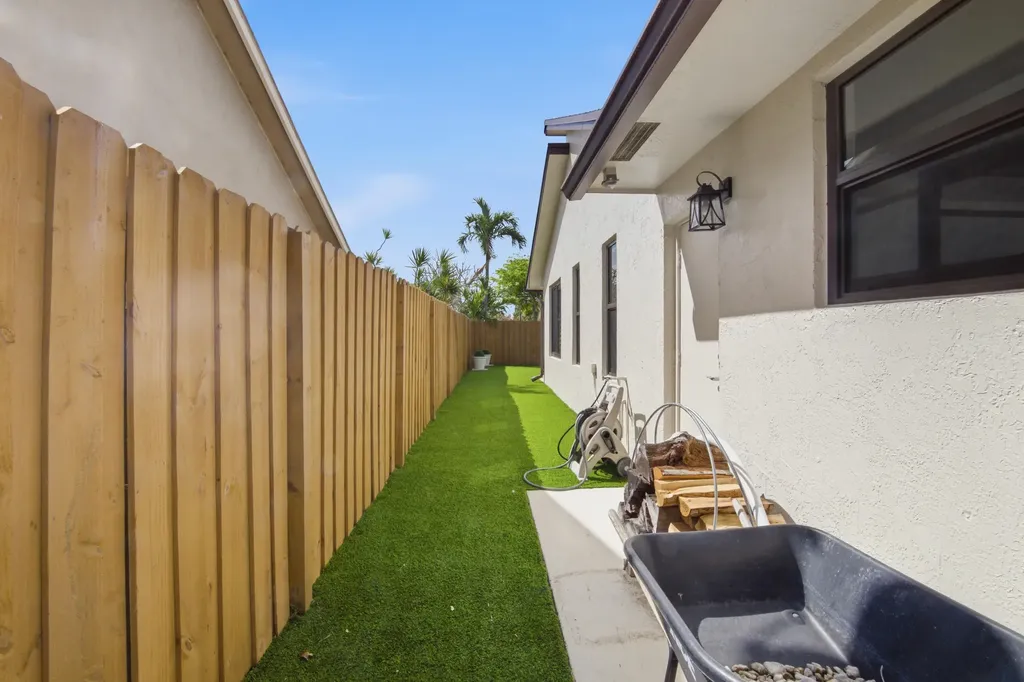 2658 SW 11th Place N Deerfield Beach FL 33442