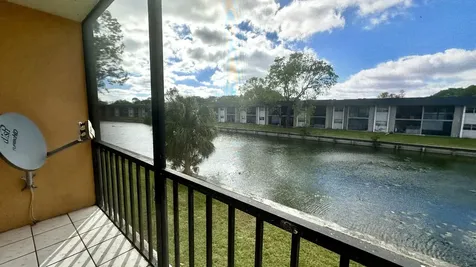 8040 N Colony Circle Tamarac FL 33321