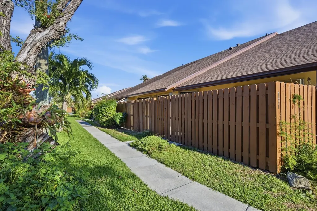 131 Springdale Circle Palm Springs FL 33461