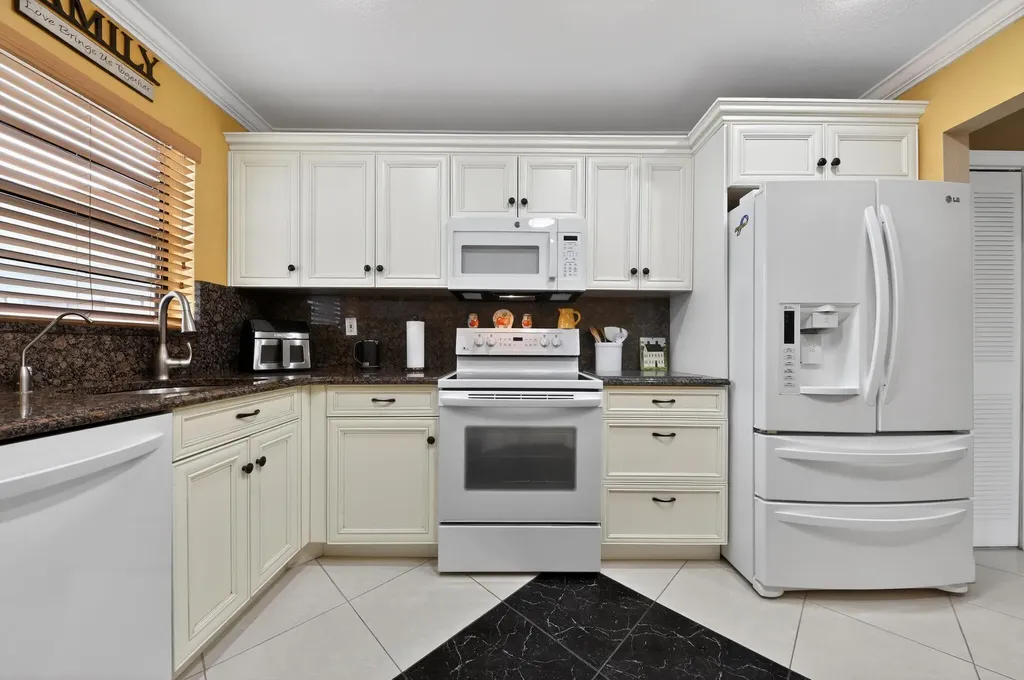 464 Piedmont J Delray Beach FL 33484
