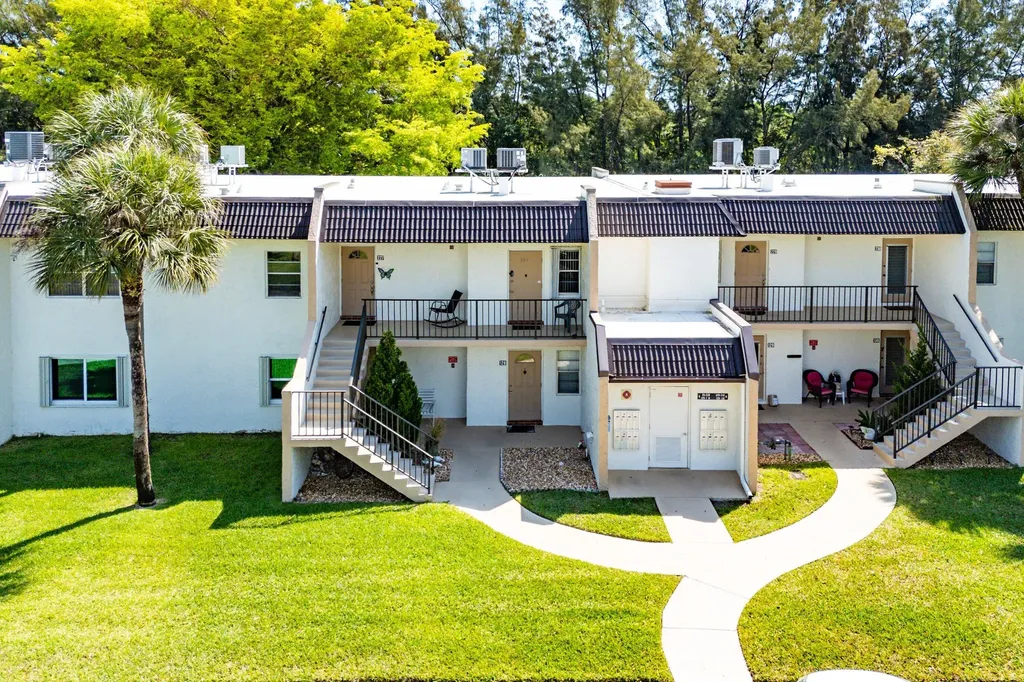 130 Lake Meryl Drive West Palm Beach FL 33411