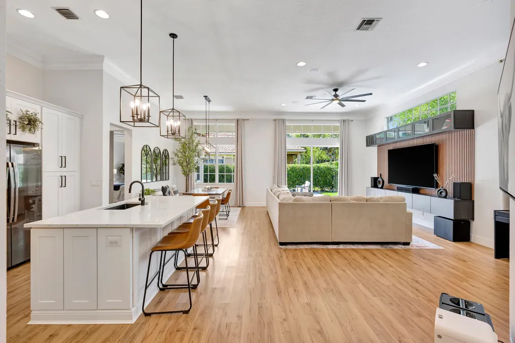 207 Via Rosina Jupiter FL 33458