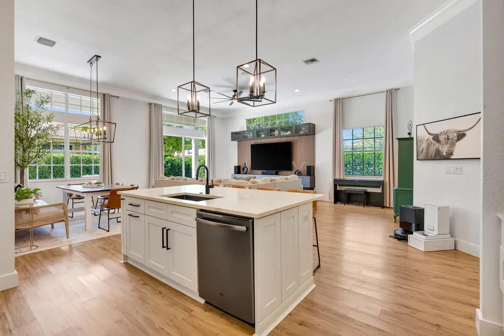 207 Via Rosina Jupiter FL 33458