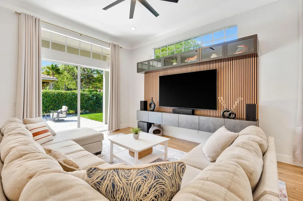 207 Via Rosina Jupiter FL 33458
