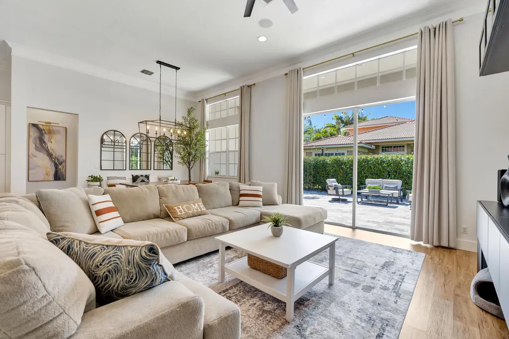 207 Via Rosina Jupiter FL 33458