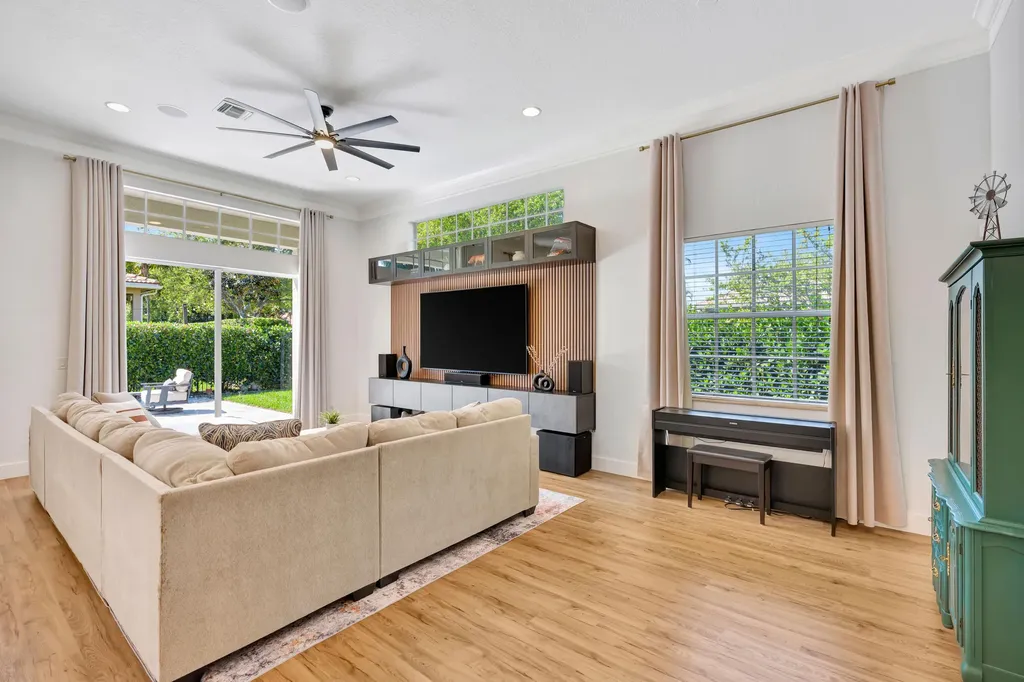 207 Via Rosina Jupiter FL 33458