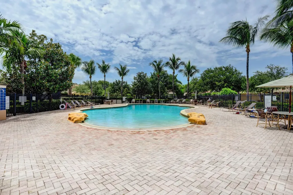 207 Via Rosina Jupiter FL 33458