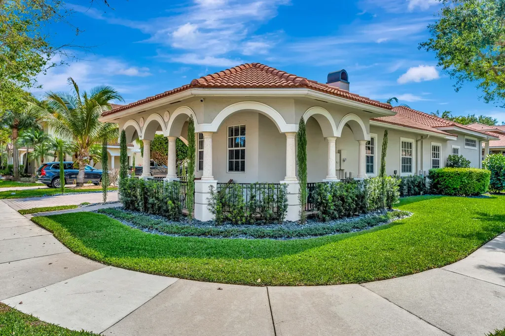207 Via Rosina Jupiter FL 33458