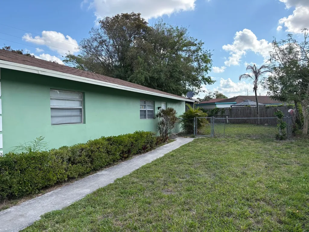 5954 Bahama Court West Palm Beach FL 33407