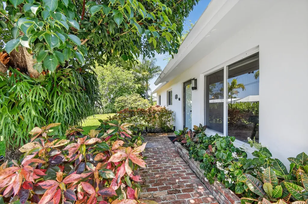 8416 Pine Tree Lane West Palm Beach FL 33406