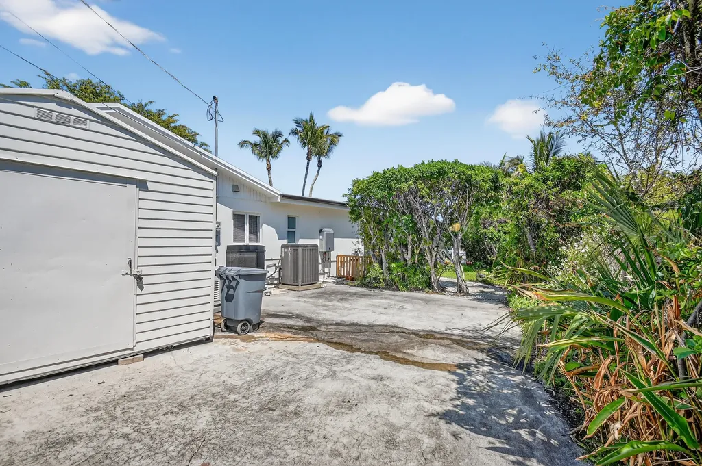 8416 Pine Tree Lane West Palm Beach FL 33406