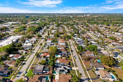 8017 NW 74th Terrace Tamarac FL 33321