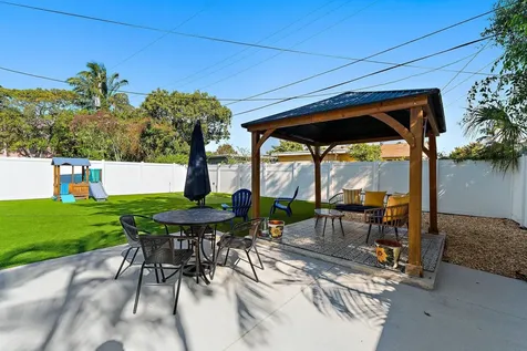 423 Avenida Alegre West Palm Beach FL 33405