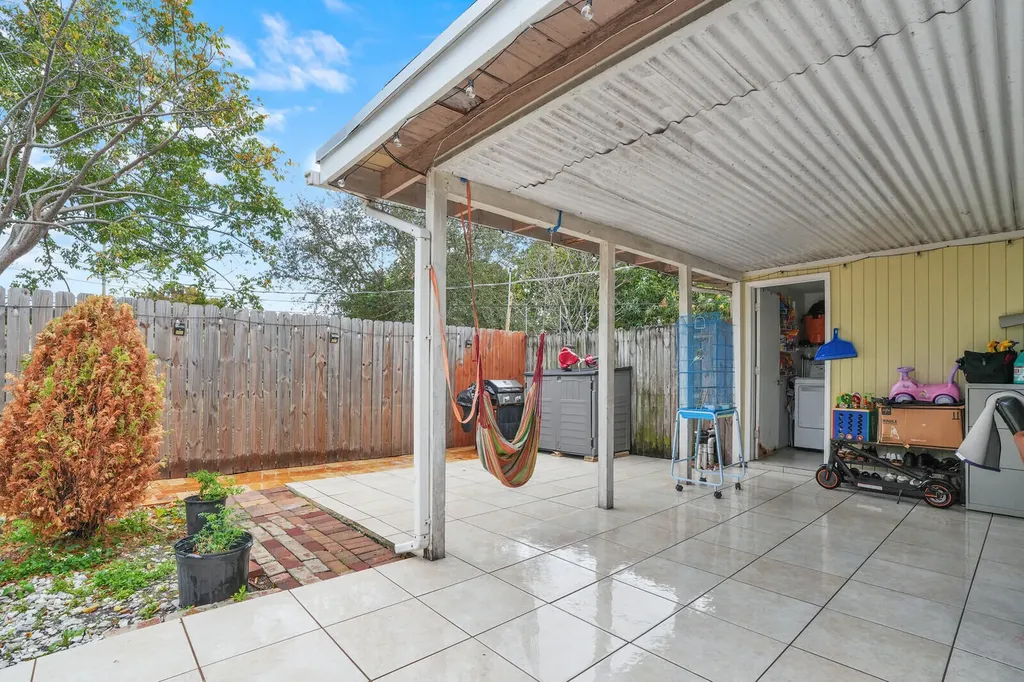 2040 NE 2nd Terrace Pompano Beach FL 33060