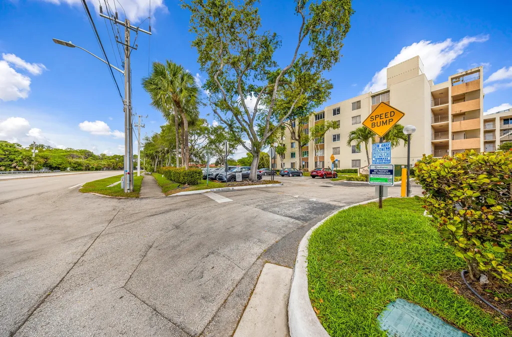 3249 Riverside Coral Springs FL 33065