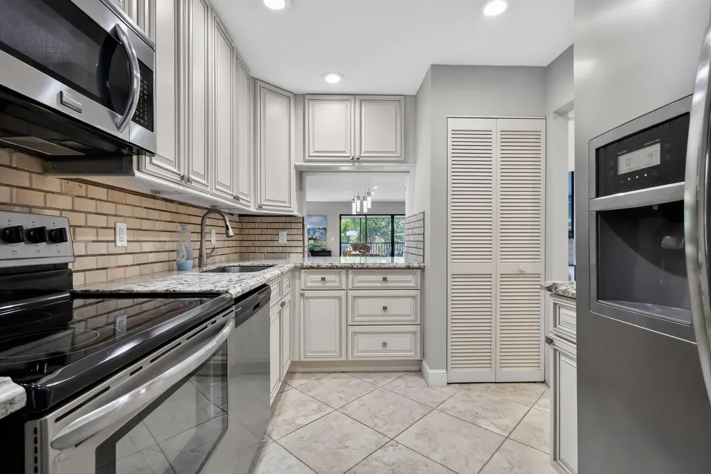 41 Stratford Lane W Boynton Beach FL 33436