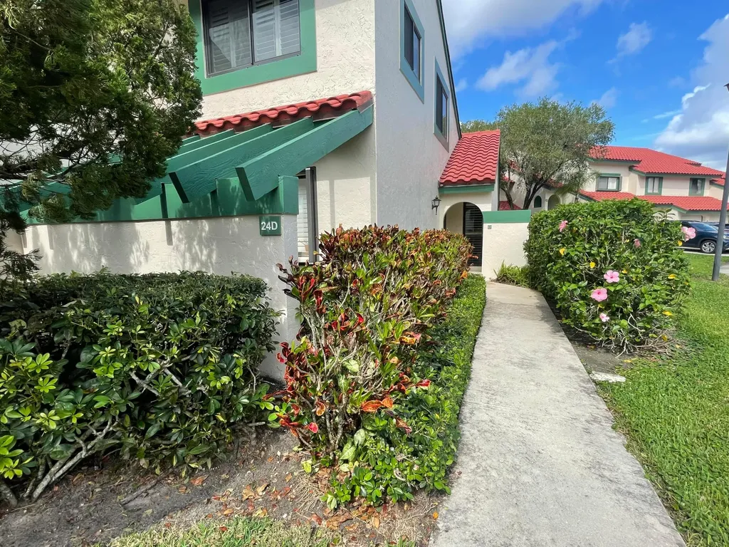 24 Lexington Lane W Palm Beach Gardens FL 33418