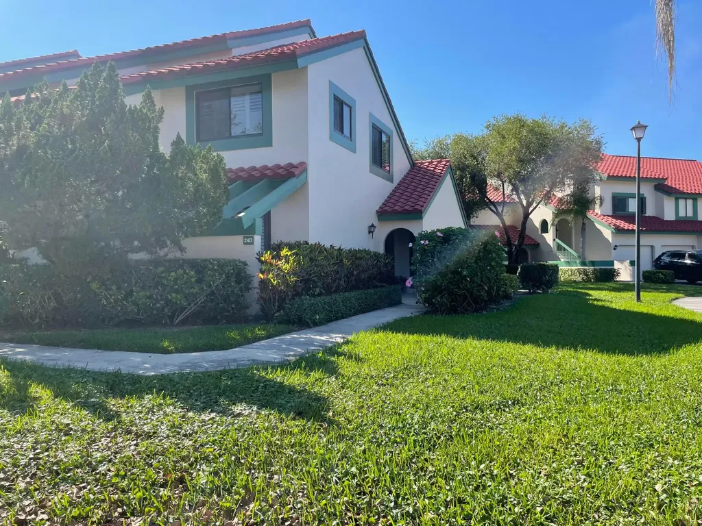 24 Lexington Lane W Palm Beach Gardens FL 33418