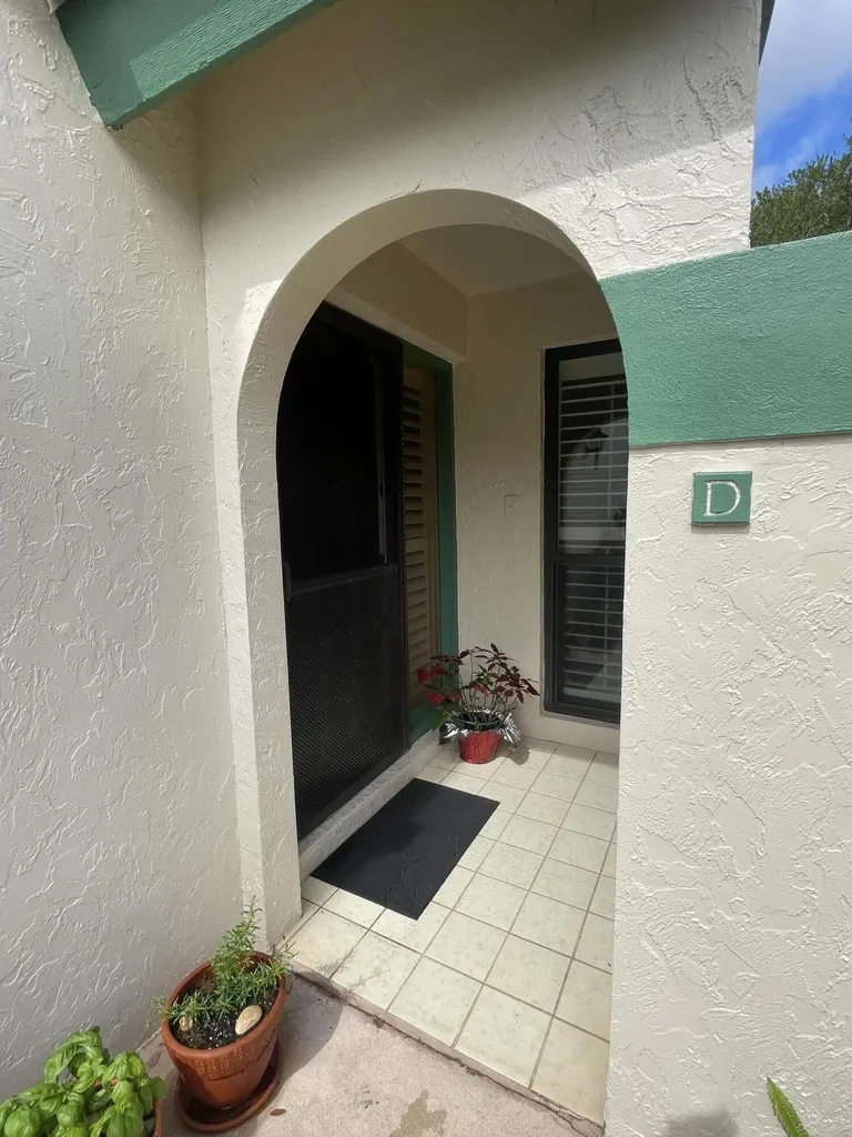 24 Lexington Lane W Palm Beach Gardens FL 33418
