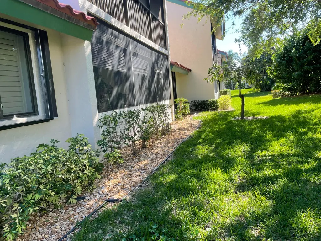 24 Lexington Lane W Palm Beach Gardens FL 33418