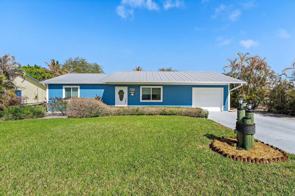 8913 SE Sandridge Avenue Hobe Sound FL 33455