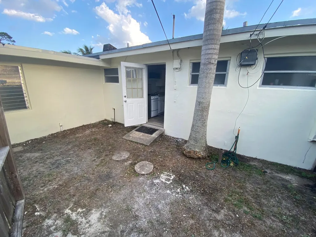 189 SE 27th Place Boynton Beach FL 33435