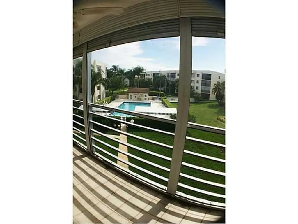 3186 Via Poinciana Greenacres FL 33467