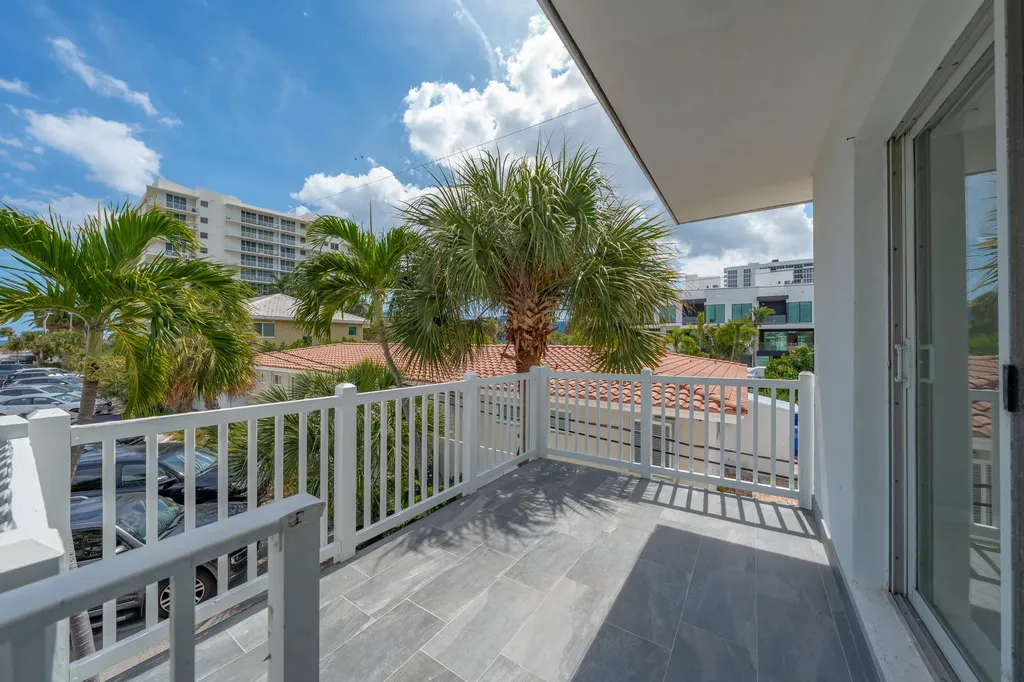 3220 NE 7th Place Pompano Beach FL 33062