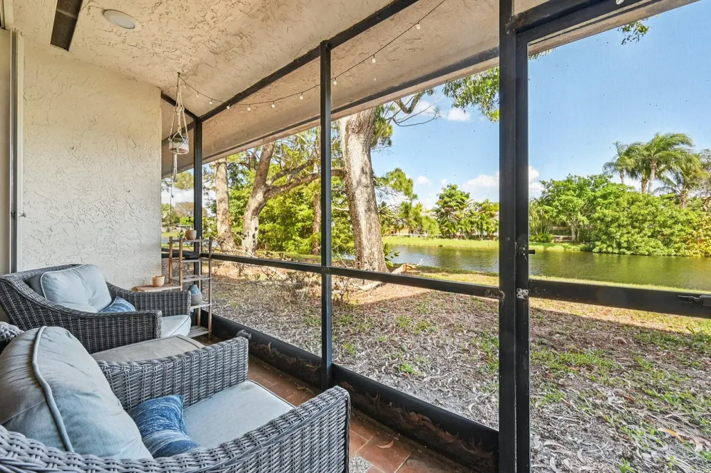 22 Via De Casas Boynton Beach FL 33426