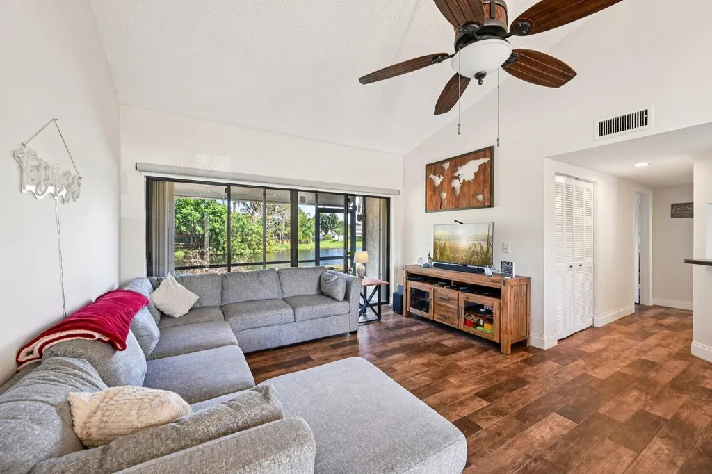 22 Via De Casas Boynton Beach FL 33426