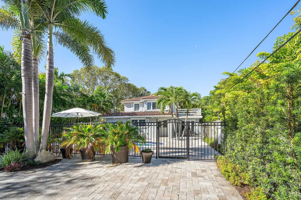 820 Palm Trail Delray Beach FL 33483