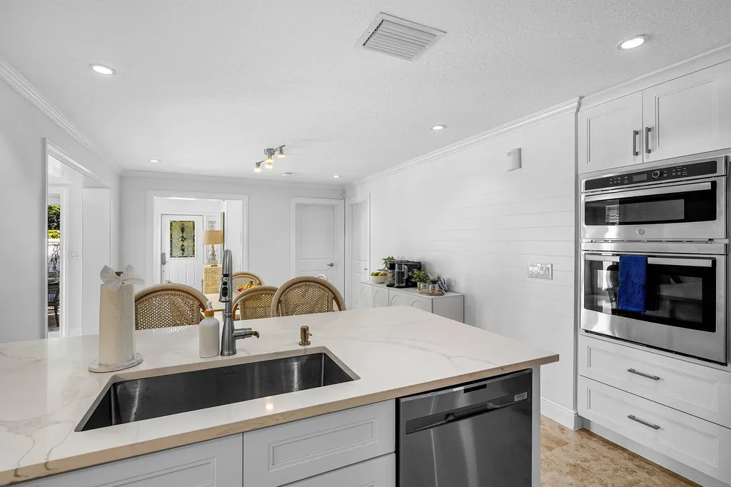820 Palm Trail Delray Beach FL 33483