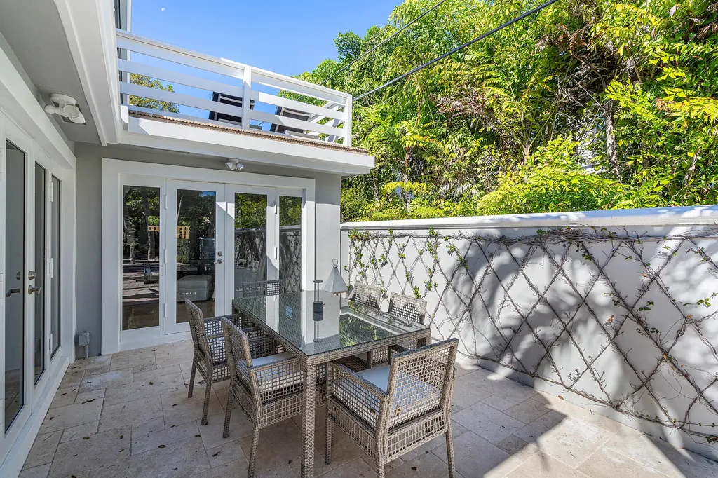 820 Palm Trail Delray Beach FL 33483