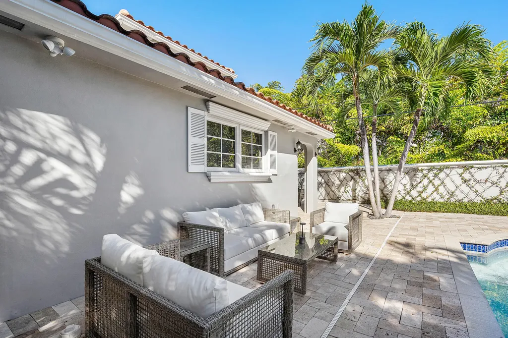 820 Palm Trail Delray Beach FL 33483