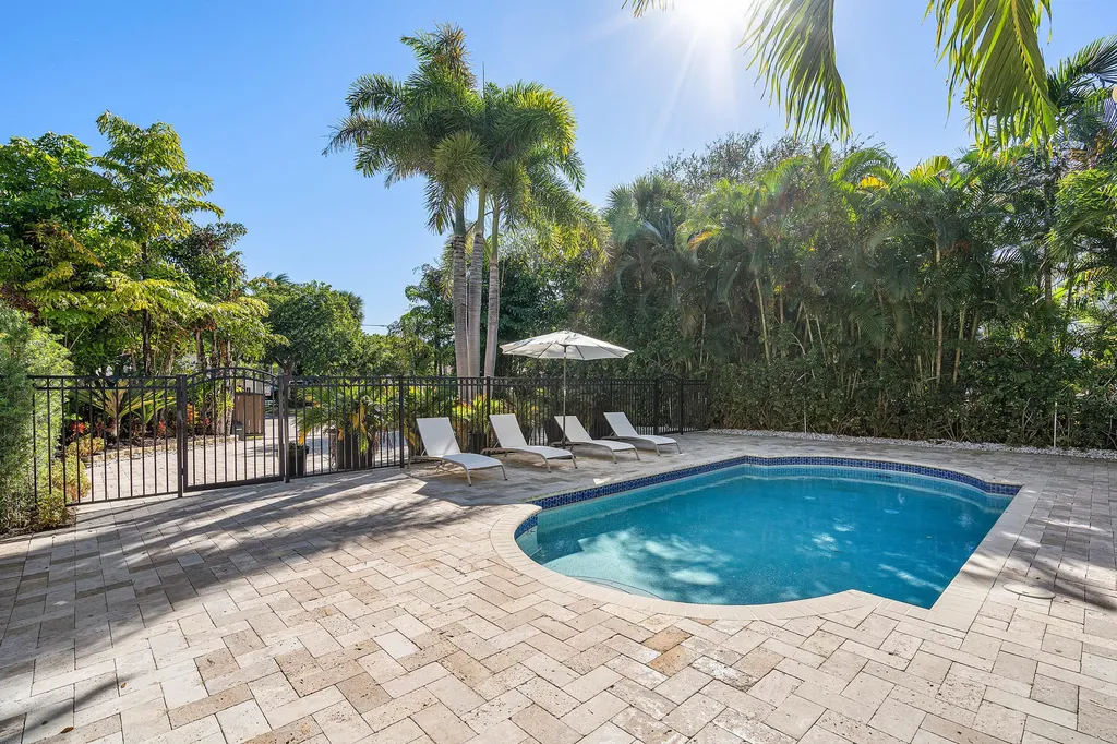 820 Palm Trail Delray Beach FL 33483