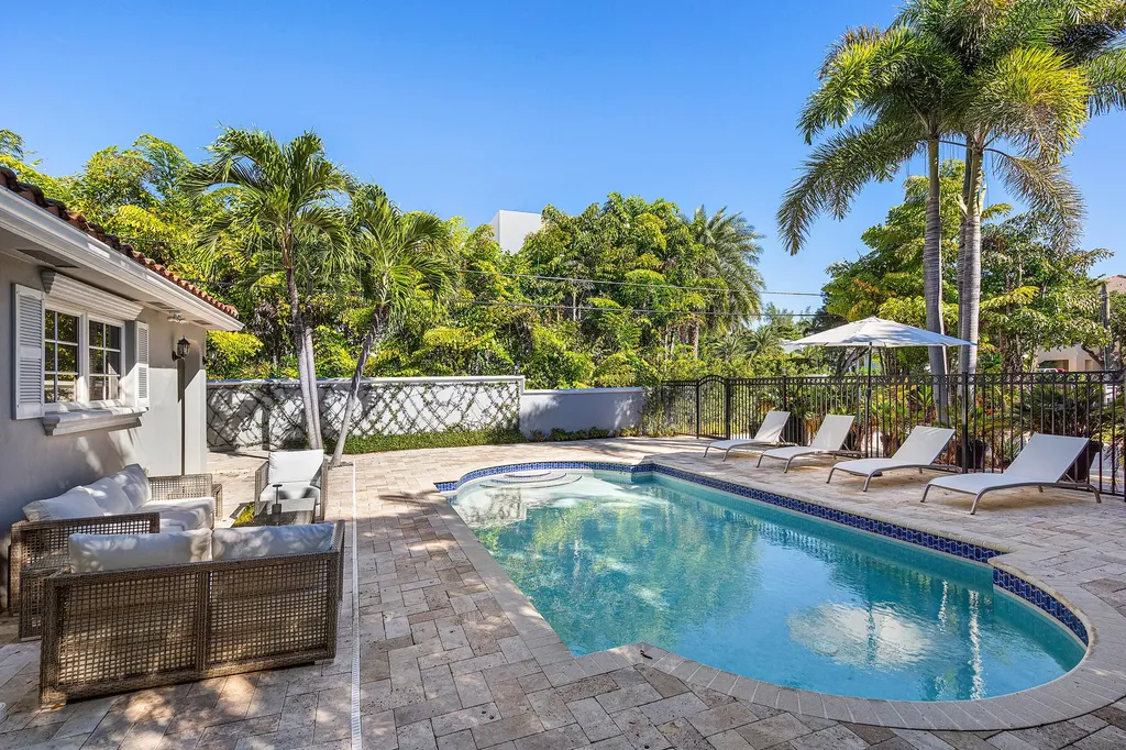 820 Palm Trail Delray Beach FL 33483